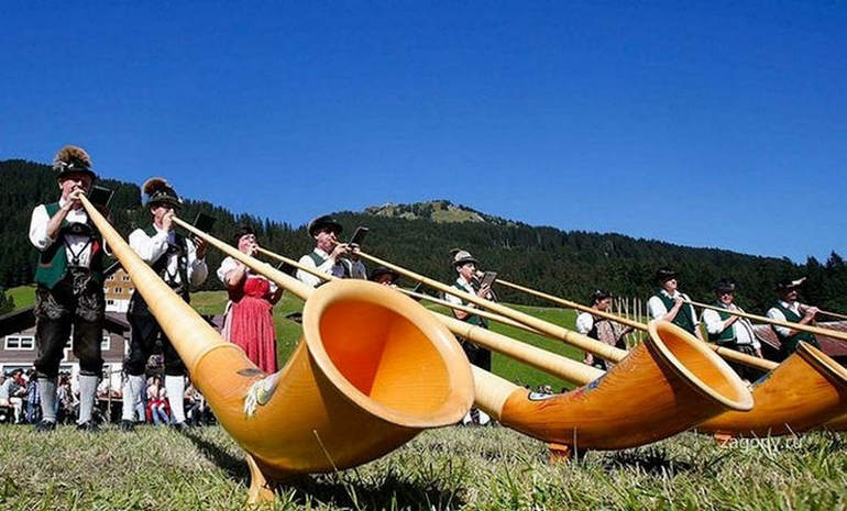 Самый большой ансамбль, играющий на альпийских рогах