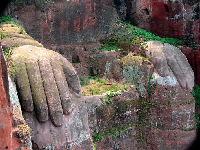 Самая большая статуя, вырезанная в скале: Будда в Лэшани