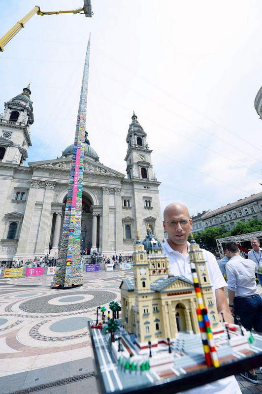 Самая высокая башня из LEGO: 450 000 деталей