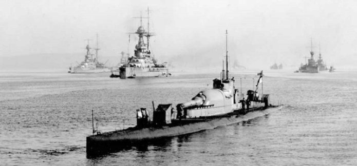 На переднем плане - субмарина M1-3 с самой большой пушкой