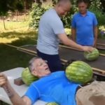 Самое быстрое нарезание арбузов на животе