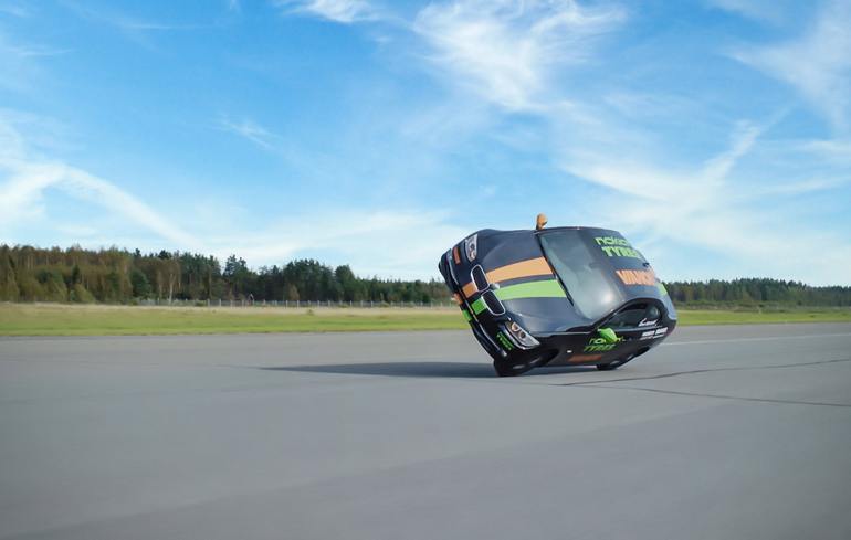 Самая высокая скорость автомобиля на двух колесах