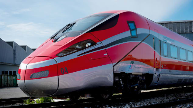 Самые быстрые поезда в Италии Red Arrow или Frecciarossa могут развивать скорость до 400 км/ч.
