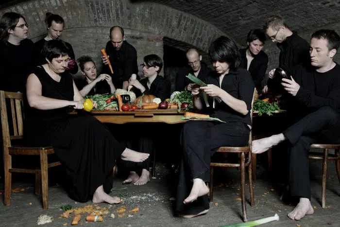 Vegetable Orchestra: первый в мире овощной оркестр - музыканты готовят инструменты