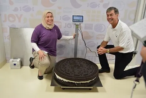 Самое большое печенье с кремовой начинкой - взвешивание рекордного Oreo