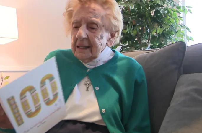 Франсис с открыткой на 100-летие