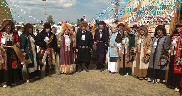 Самое большое количество людей в традиционной якутской одежде